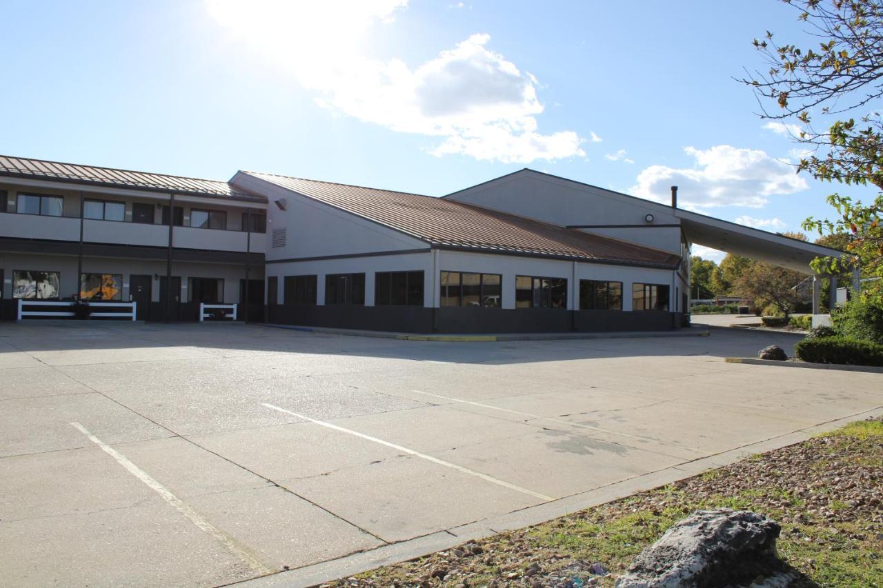 Greenlight Inn & Suites St James Saint James Exterior photo